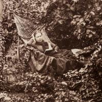 Mme Ridgway Knight dans son jardin de Poissy, [1883]. Épreuve sur papier albuminé, détail. Bibliothèque de l'INHA, Fol Phot 72, f. 5. Cliché INHA
