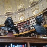 Les bustes d'Ingres et de Delacroix, côte à côte dans la salle Labrouste. Cliché Céline Cachaud - INHA