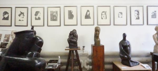 Vue de l’atelier de Chana Orloff avec la série de portraits imprimés en 1976. Cliché Nathalie Muller