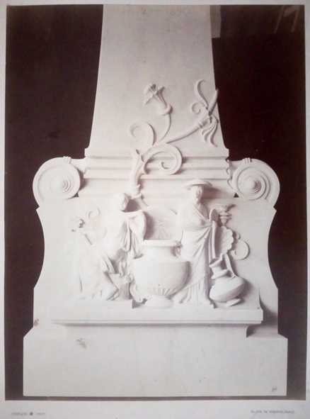Partie basse de la pierre tombale d’Eugène Piot, v. 1890, tirage photographique noir et blanc. Paris, bibliothèque de l’INHA, collections Jacques Doucet, Archives 118/2/10. Photo INHA.