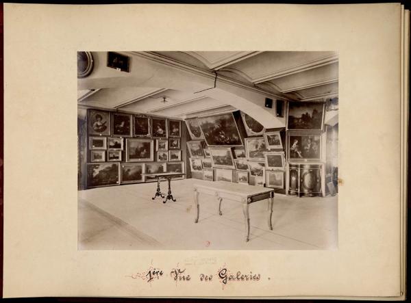 Karl Fischer, "1ère Vue des Galeries", dans le recueil Galerie H. Brocard, épreuve photographique sur papier albuminé montée sur carton. Paris, bibliothèque de l'INHA, Fol Phot 37. Cliché INHA.