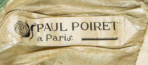 Paul Poiret, marque de fabrique, 1911,  sur un modèle conservé au Metropolitan Museum, New York, 1983.8a, b.