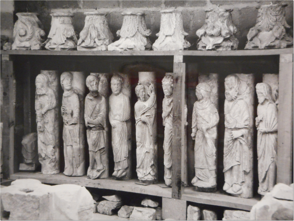 Reconstitution des éléments du cloître de Notre-Dame-en-Vaux à partir des fragments trouvés en fouille (atelier de Léon Pressouyre, 1975). Bibliothèque de l'INHA, Archives 144 (en cours de classement).