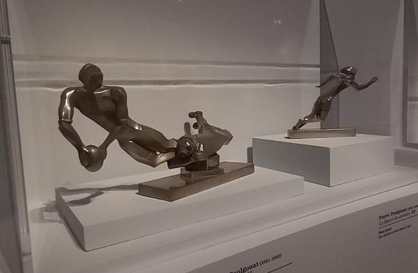 Pierre Toulgouat, Le Plaquage et Le Départ du sprinter, bronze chromé, 1928. Nice, musée national du Sport. Cliché P.-M. Bartoli