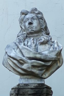 Le buste surmontant le piédestal a été sculpté par Louis Auvray (1810-1890). Cliché Isabelle Eudes