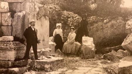 Un groupe anonyme pose dans des ruines archéologiques en Tunisie au début du siècle, photographie, Paris, bibliothèque de l'INHA, Archives 106. Cliché B. Lhoyer
