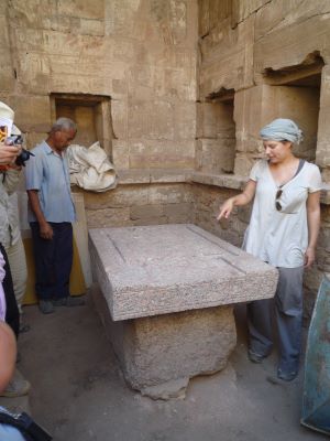Bénédicte Lhoyer au temple de Ptah de Karnak, montrant les restaurations effectuées lors d'une campagne du CFEETK (Centre franco-égyptien d'études des Temples de Karnak). Cliché B. Lhoyer