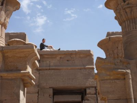 Bénédicte Lhoyer sur le toit du temple de Ptah de Karnak. Cliché B. Lhoyer