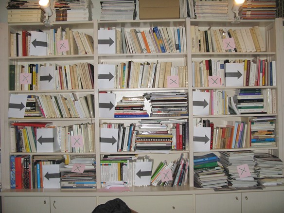 Bibliothèque avec des repères fléchés pour définir l'ordre des documents avant leur mise en carton. Photo INHA.