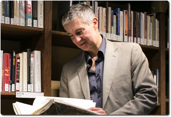 David Mandrella consultant un ouvrage dans la salle Labrouste, à la bibliothèque de l'INHA. Cliché Marc Riou