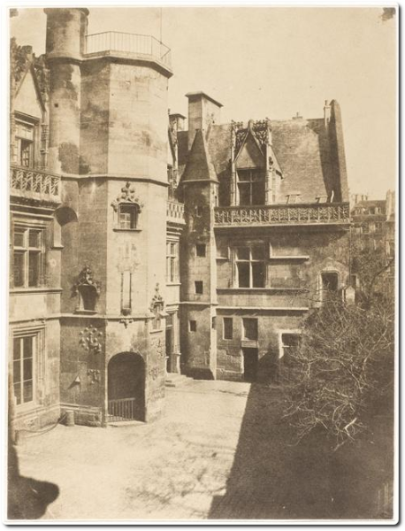 Gustave Le Gray, Vue de la cour de l'Hôtel de Cluny, papier salé, vers 1852. Photo (C) RMN-Grand Palais (musée de Cluny - musée du Moyen Âge) – Franck Raux