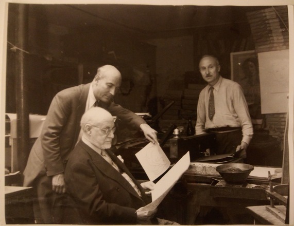 Matisse entouré de deux hommes, dont l'un est le lithographe Mourlot, en train d'évaluer des épreuves. Paris, bibliothèque de l'INHA, collections Jacques Doucet, Archives 58/4/3. Cliché INHA.