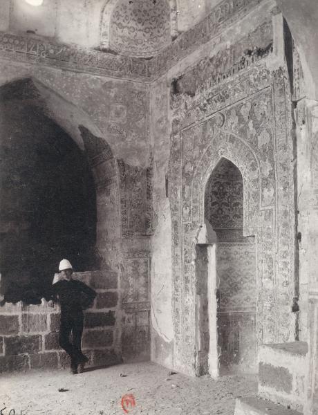 Max van Berchem à la mosquée al-Guyushi. Mur de qibla de la mosquée al-Guyushi et son mihrab, Le Caire photographié par Facchinelli. Bibliothèque de l'INHA, Photothèque, Archéologie Egypte I, 12, 22.