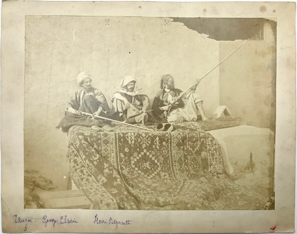 Photographie représentant Georges Clairin et Henri Regnault accompagnés d'un homme, à Tanger, [fin 1869-1870], tirage sur papier contrecollé sur carton. Paris, bibliothèque de l'INHA, Archives 171/4/2. Cliché INHA