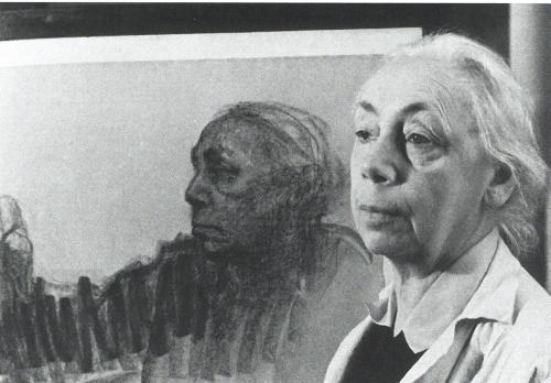 Käthe Kollwitz devant son Autoportrait de profil de 1933 (photographe anonyme) 