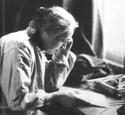 Käthe Kollwitz dans son atelier avec une plaque de cuivre, 1906 (photographe anonyme)