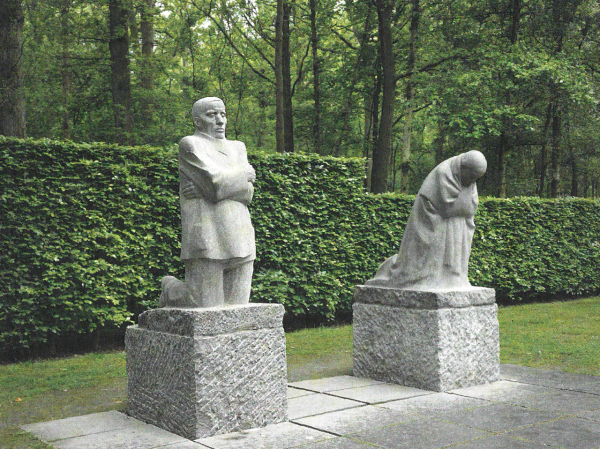 Trauernden Eltern (parents en deuil), granit de Belgique, 1932.  Cimetière militaire allemand de Vladslo.