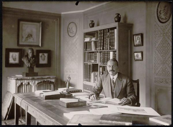 Paul-André Lemoisne au travail, vers 1933. Paris, bibliothèque de l'INHA, Archives 69/1/3. Cliché INHA.