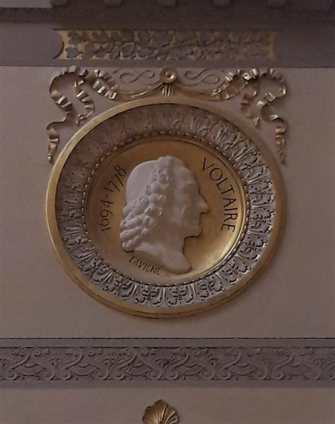 Ernest Lavigne, médaillon représentant Voltaire, salle Labrouste. Cliché INHA