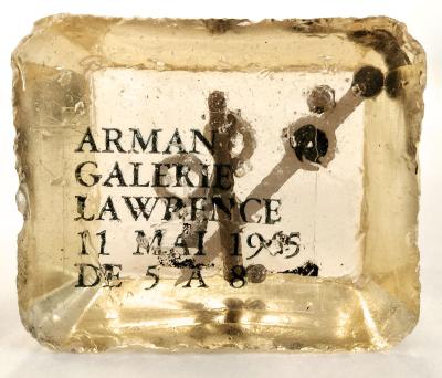 Galerie Lawrence, invitation au vernissage d'Arman, 11 mai 1965, inclusion en polyester de clous et billes d’acier, INHA, CVA1 Arman. Cliché INHA