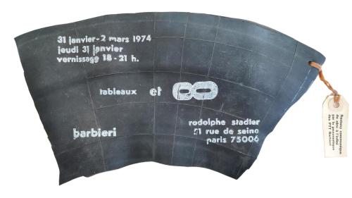 Galerie Stadler, invitation au vernissage d'Eugenio Barbieri, Tableaux et ∞, impression sur chambre à air. Paris, bibliothèque de l'INHA, Archives Seckel. Cliché INHA