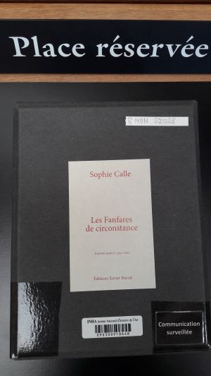 Coffret contenant « Les Fanfares de circonstance » de Sophie Calle, publié à Paris aux Éditions Xavier Barral en 2017, exemplaire N°509/1000, sur une table de l'espace de consultation surveillée de la bibliothèque de l'INHA. Cliché INHA