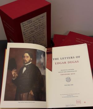 The letters of Edgard Degas, correspondance éditée et annotée par Theodore Reff, volume 1 ouvert et coffret et 2 autres volumes à l'arrière plan. New York : The Wildenstein Plattner Institute, Inc. 2020. Cliché INHA