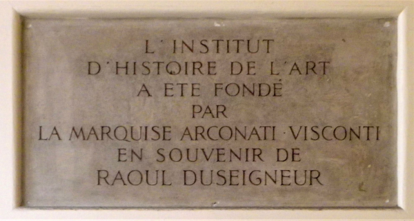 Plaque de l'Institut d'Histoire de l'Art fondé par la Marquise Arconati-Visconti en souvenir de Raoul Duseigneur. Cliché Erwmat (Wikimedia)