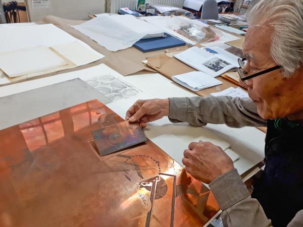 Takesada Matsutani dans son atelier parisien, montrant les deux plaques de cuivre gravées, matrice de l’Angle vert, 1968 (EM MATSUTANI 16). Cliché Nathalie Muller