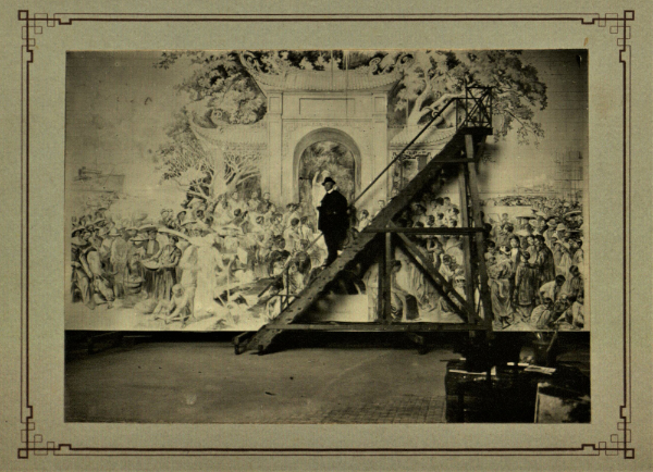 Victor Tardieu devant sa toile pour le grand amphithéâtre de l'Université de Hanoï, tirage photographique que papier, collé sur carton, v. 1927-1928. Paris, bibliothèque de l'INHA, Archives 125,9. cliché INHA.