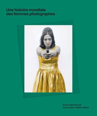 Lebart Luce. Une histoire mondiale des femmes photographes. Paris : Textuel, 2020. 