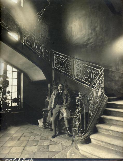 Edmond Bénard (?), Ridgway Knight dans le hall d’entrée de sa maison de Poissy
