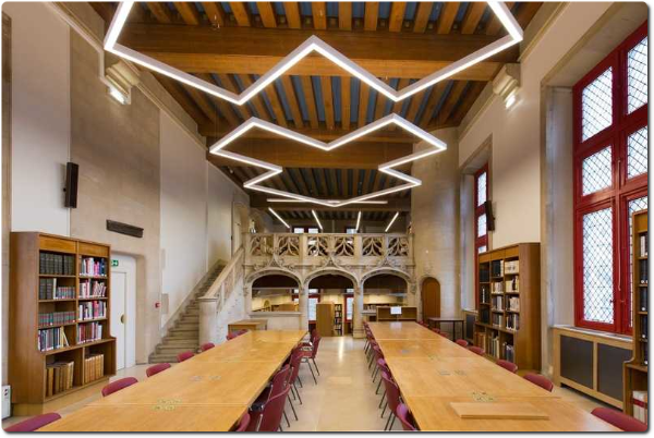 La salle de lecture avec ses luminaires contemporains. Cliché JB Gurliat / Mairie de Paris