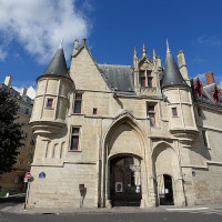 Cliché Guilhem Vellut (Hôtel de Sens à Paris) [CC BY 2.0], via Wikimedia Commons