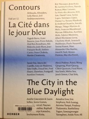 Couverture de l'ouvrage suivant paru pour la 12e biennale de Dakar en 2016 : Simon Njami (éd.), La Cité dans le jour bleu : contours, Bielefeld, Kerber Verlag, 2016 (vol. 2)