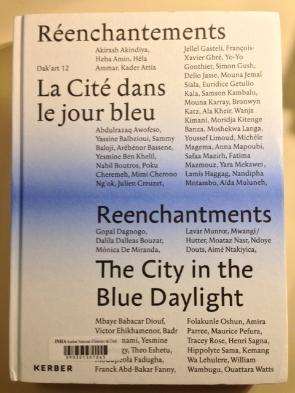 Couverture de l'ouvrage suivant paru pour la 12e biennale de Dakar en 2016 : Simon Njami (éd.), La Cité dans le jour bleu : réenchantements, Bielefeld, Kerber Verlag, 2016 (vol. 1)