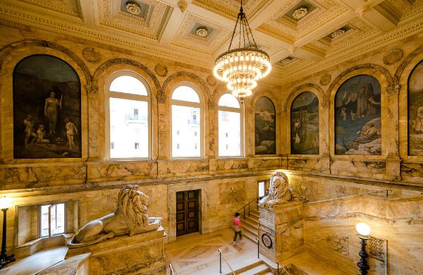 Escalier central orné par deux lions sculptés par Louis Saint-Gaudens, et des panneaux peints par Puvis de Chavannes. Cliché Maciek Lulko