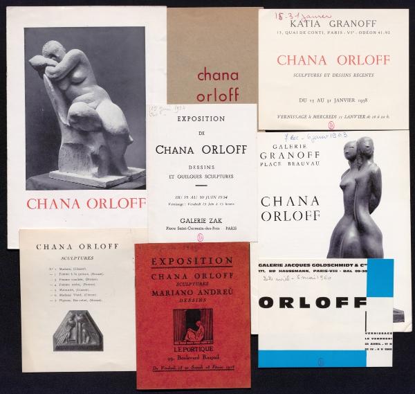 Ensemble de 8 cartons d’invitation à des expositions de Chana Orloff, dans la collection de cartons d'invitation de la bibliothèque de l'INHA. Cliché INHA