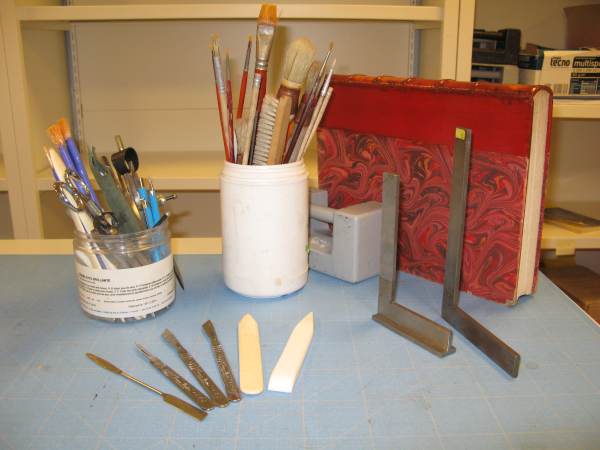Quelques outils utilisés quotidiennement à l'atelier des petites réparations. Cliché INHA