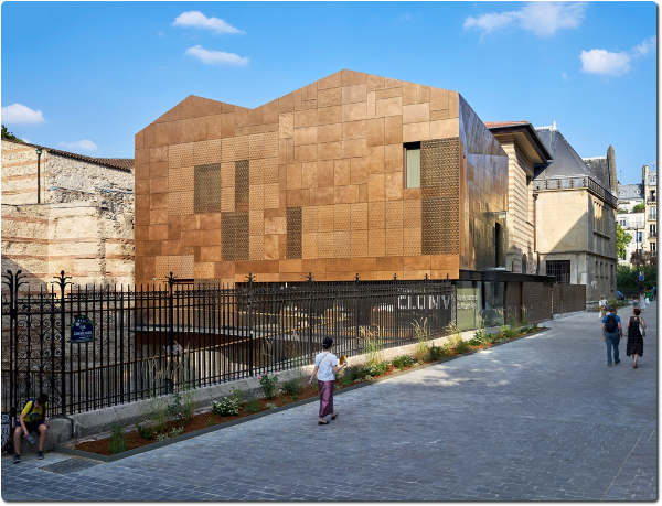Nouveau bâtiment d’accueil du musée de Cluny, musée national du Moyen Âge, façade ouest. Bernard Desmoulin, architecte © M. Denancé
