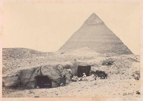 Francis Frith, Rock-tombs and Belzoni's pyramid, Gizeh, 1857, photographie, bibliothèque de l'INHA, Fol Est 787 (1), f. 23. Cliché INHA