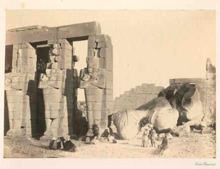 Francis Frith, Osiride pillars and great fallen colossus, the Memnonium, Thebes, 1857, photographie, bibliothèque de l'INHA, Fol Est 787 (1), f. 36. Cliché INHA