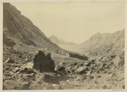 Francis Frith, The convent of Sinai and plain of Er-Ráhà, photographie, bibliothèque de l'INHA, Fol Est 787 (2), f. 3. Cliché INHA