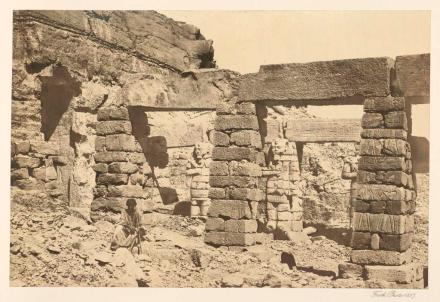 Francis Frith, Portico of the temple of Gerf Hossayn, Nubia, 1857, photographie, bibliothèque de l'INHA, Fol Est 787 (1), f. 73. Cliché INHA
