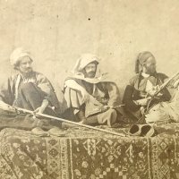 Extrait de la photogrpahie de Georges Clairin et Henri Regnault à Tanger, assis sur des tapis en costume oriental. Archives 171/4/2. Cliché INHA