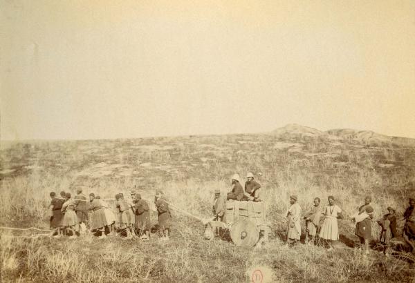 Jane Dieulafoy, Suse, transport des caisses dans la vallée, 1886