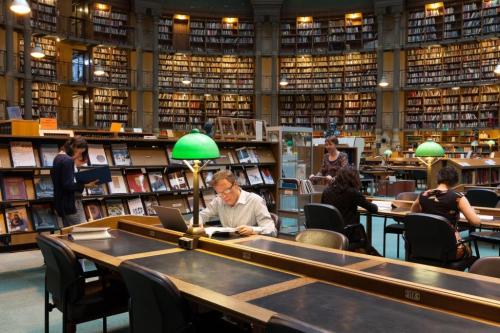 Photographie de places de lecture de la bibliothèque de l'INHA (salle Ovale)