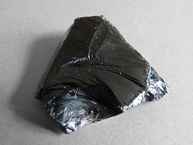 Échantillon d'obsidienne provenant de Lipari (Îles Éoliennes, Sicile), dimensions : environ 3 cm. Cliché Ji-Elle, source Wikimedia Commons. CC-BY-SA 3.0