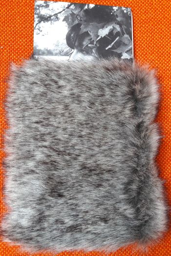Émergeant de son doux manteau de fourrure, le livre-objet « Les Fanfares de circonstance » de Sophie Calle, bibliothèque de l'INHA. Cliché INHA
