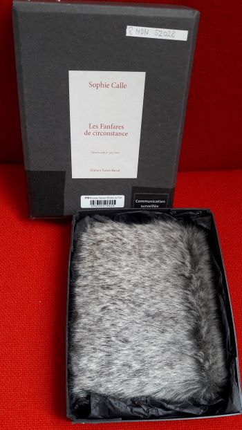 Dans son coffret, le manchon de fourrure contenant « Les Fanfares de circonstance » de Sophie Calle, bibliothèque de l'INHA. Cliché INHA